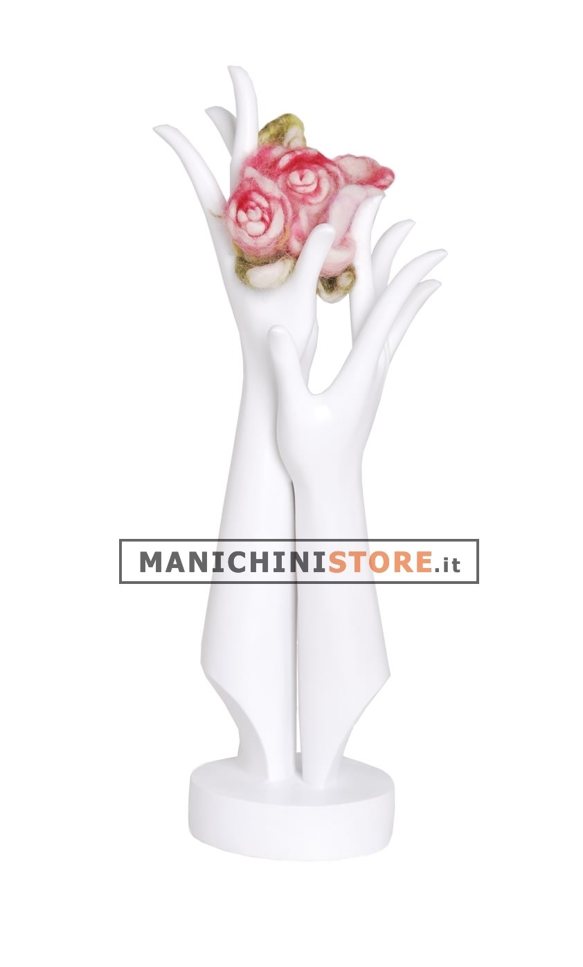 Coppia di mani bianche portagioie